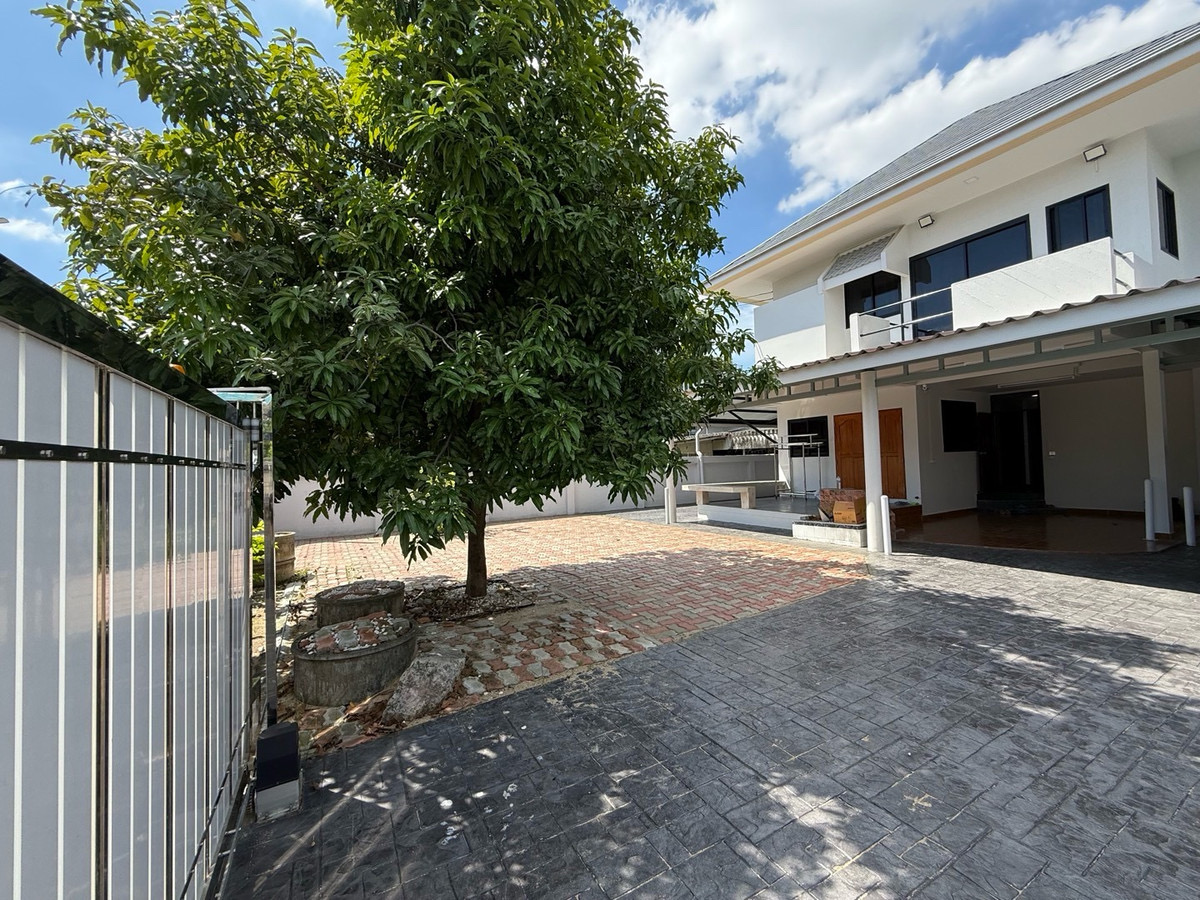 ✨ For Rent | 4BR Newly Renovated House (250 sqm | Big Garden | 6–8 Parking)