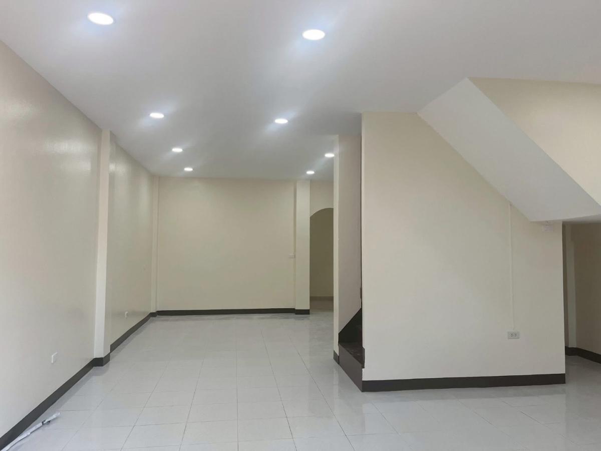 ให้เช่า — ทาวน์เฮ้าส์ใกล้เอกมัย / พระโขนง