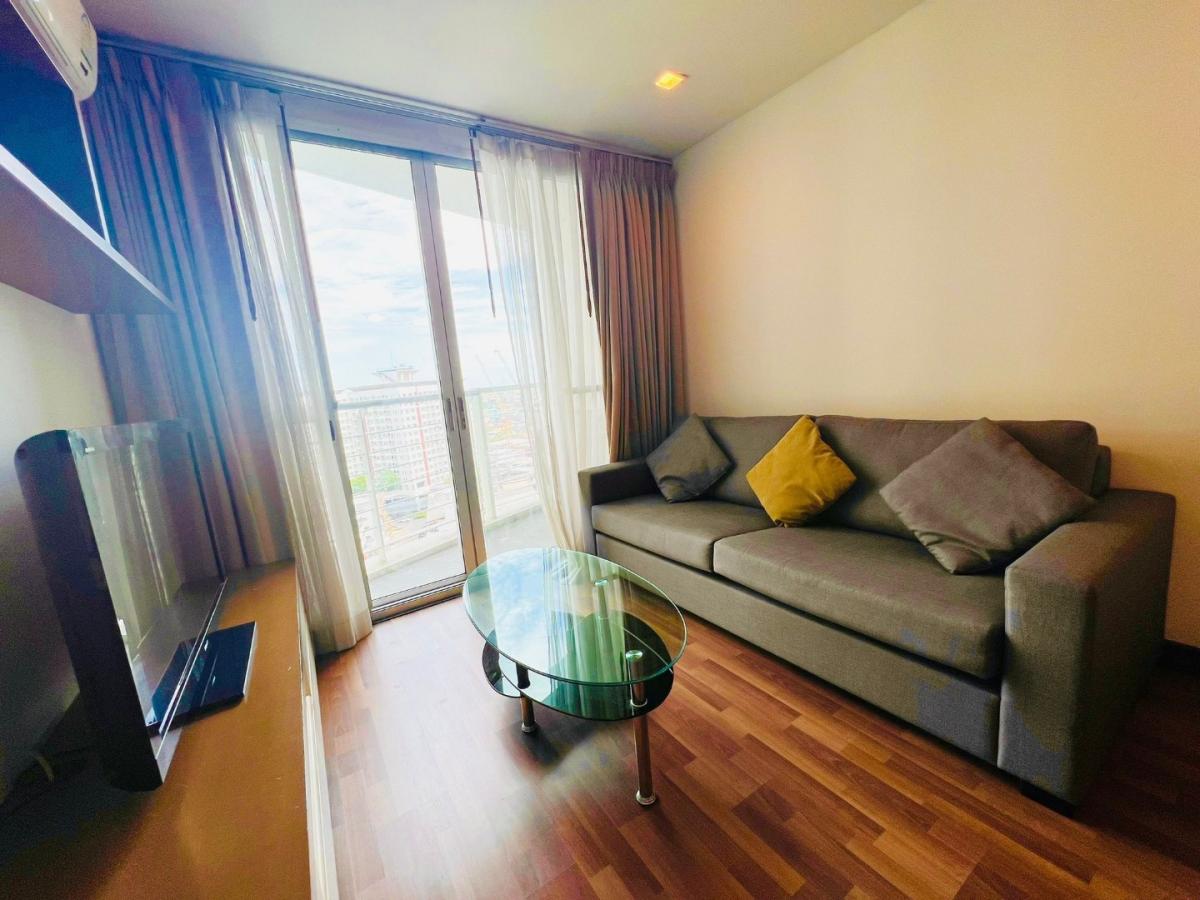 เลอ ลักซ์ คอนโดมิเนียม