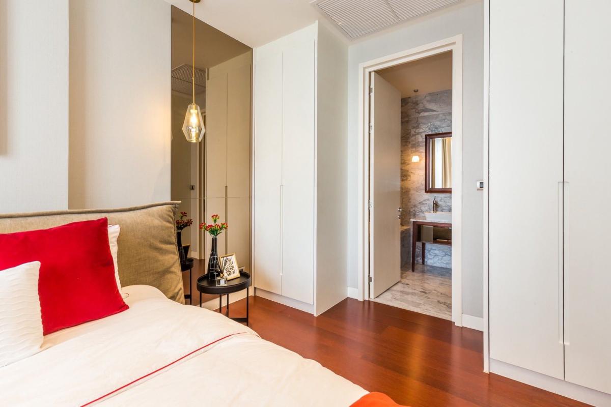 Khun by Yoo Thonglor