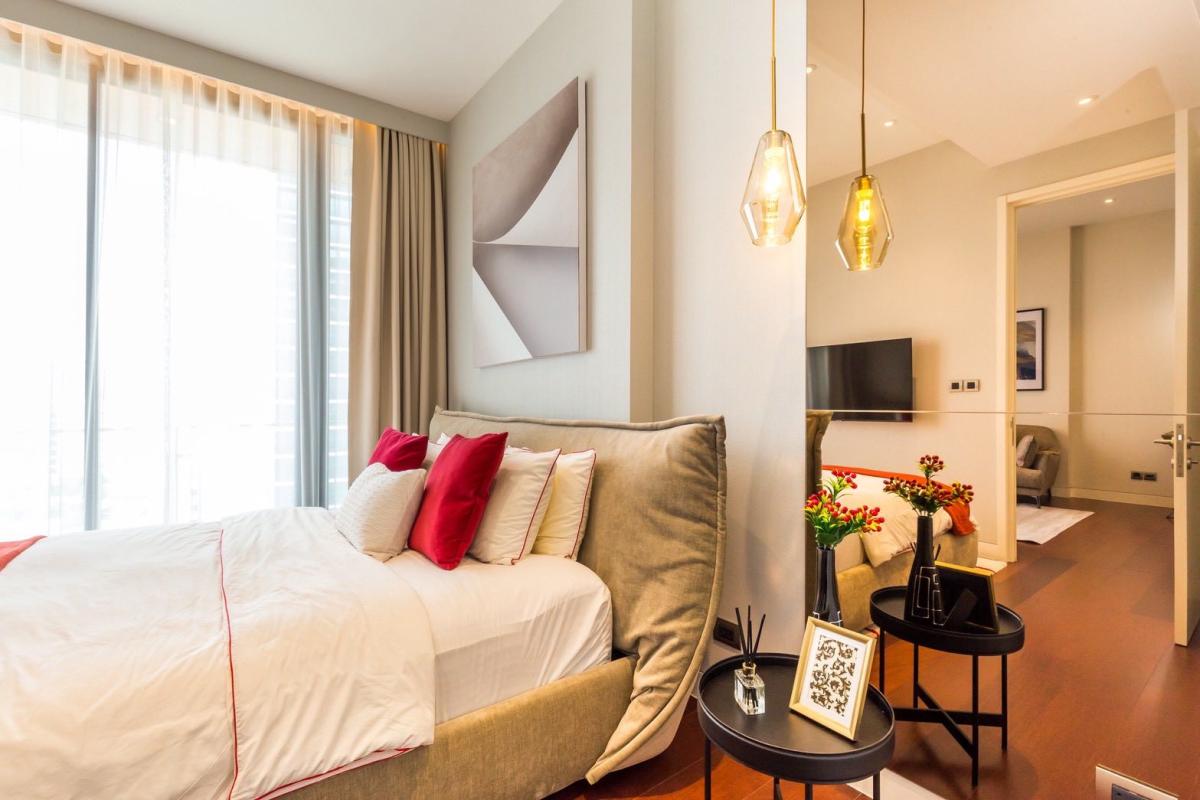 Khun by Yoo Thonglor